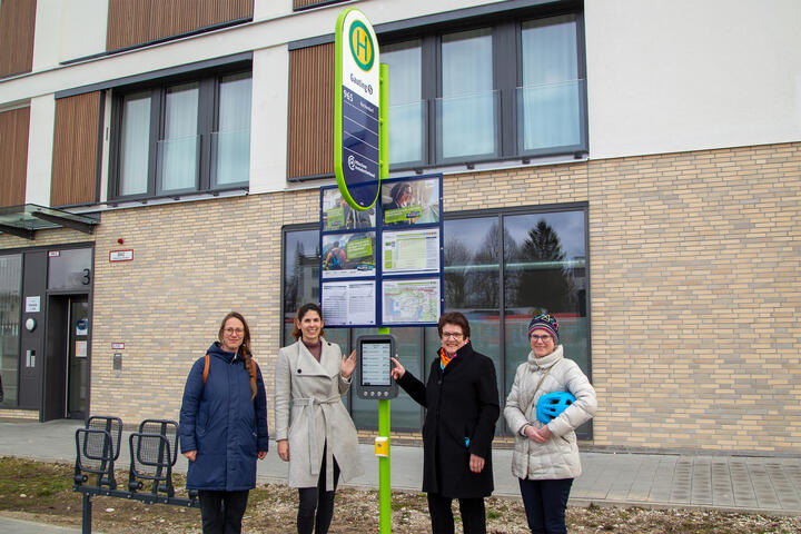 Gautings Bushaltestelle am S-Bahnhof mit DFI-Anzeigern ausgestattet 