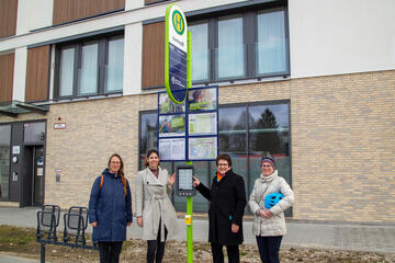 Gautings Bushaltestelle am S-Bahnhof mit DFI-Anzeigern ausgestattet 