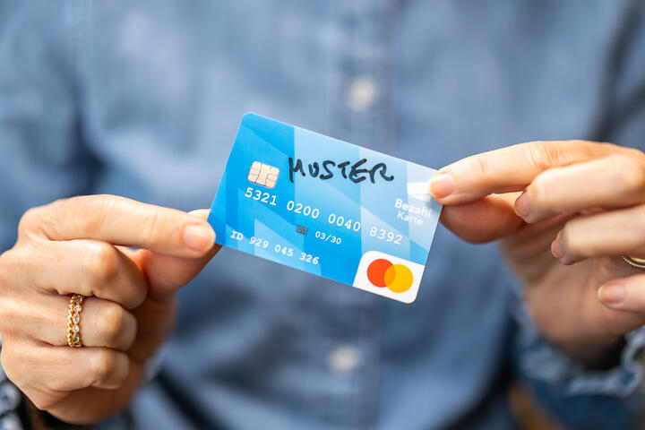 Landkreis führt die Bezahlkarte für Asylbewerber ein