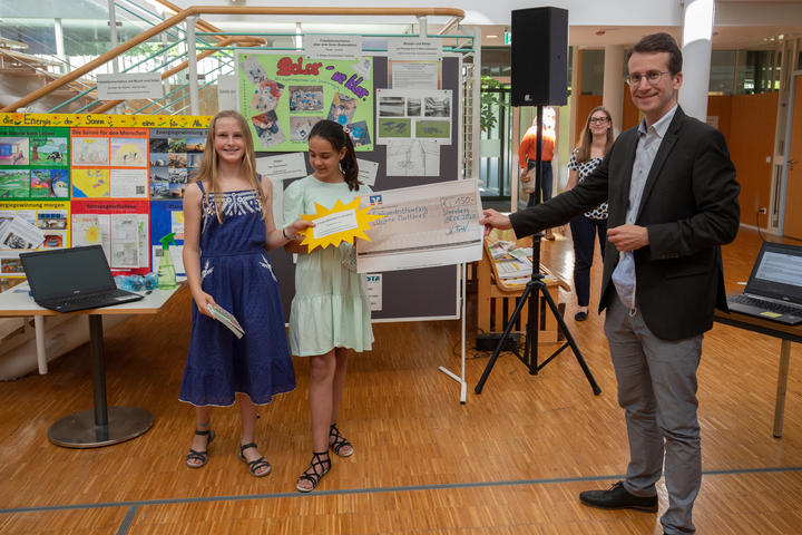 Die Schülerinnen Chiara Matthies u Lena Hauenstein haben mit ihrem Inter-iew "Sonnenenergie - unsere Zukunft?!" einen dritten Preis gemacht.