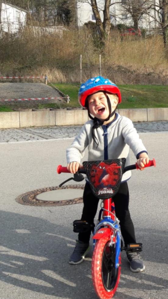 Alois 4 hat es erst diesen Frühling gelernt, aber jetzt liebt er sein Fahrrad.