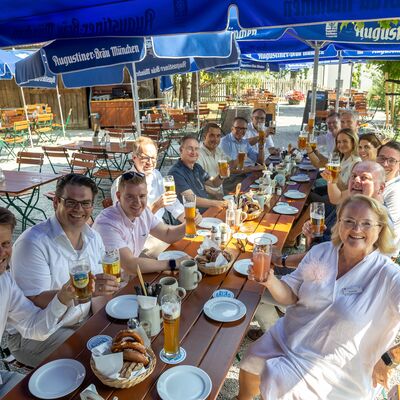 Ausklang der Tour bei bayerischer Brotzeit im Wirtsgarten des Gasthaus Högner im Gautinger Ortsteil Unterbrunn