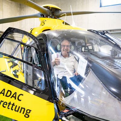 Beim ADAC Luftrettung Campus wurden praxisnahe Eindrücke im Bereich der Luftrettung gesammelt – die Gelegenheit hat auch Michael Sturm, Bürgermeister der Gemeinde Weßling, genutzt