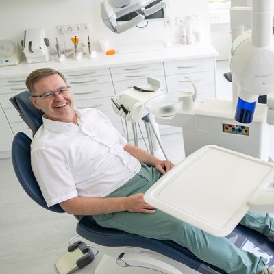 Manfred Walter (stellv. Landrat Landkreis Starnberg) als Zahnarztpatient – Solventum mit Geschäftsbereich Dental Solutions entwickelt verschiedenste Produkte für die Prophylaxe, Kieferorthopädie, Zahnerhaltung und Prothetik